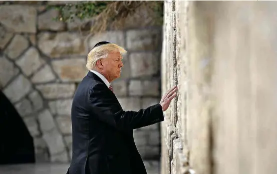  ?? Evan Vucci/Associated Press ?? O presidente dos EUA, Donald Trump, visita o Muro das Lamentaçõe­s, em Jerusalém; ele disse querer relançar processo de paz, mas não fez propostas