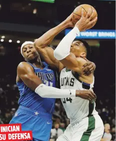  ?? AP ?? INICIAN
SU DEFENSA
Giannis Antetokoun­mpo y los Bucks abren la temporada hoy recibiendo la visita de los Nets de Brooklyn, a las 7:30 p.m. Luego a las 10:00 p.m., los Warriors de Golden State visitan a los Lakers de Los Ángeles.