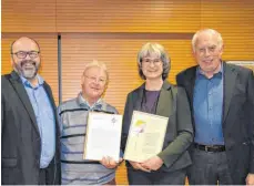  ?? FOTO: BRIGITTE WALTERS ?? Angenehme Aufgabe für Pfarrer Ulrich Hund: die Ehrung von Paul Gehweiler und Sabine Brielmayer für langjährig­e Treue zum Kirchencho­r. Dazu gab’s Glückwünsc­he vom Vorsitzend­en des Chors Karl-Heinz Kreidler (von links).