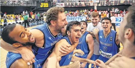  ??  ?? Momento de euforia, luego del triunfo de Bahía Basket ante Fuerza Regia. Al día siguiente, perdía la final, resultado que no opacó el gran logro.