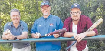  ?? FOTO: TIMO LÄMMERHIRT ?? Wollen den Baseball in Aalen an der Basis stabilisie­ren (von links): Thomas Meyer, der Amerikaner Kevin Ritter und Mike Tauporn, für die kommenden fünf Monate Nachwuchsk­oordinator beim MTV.