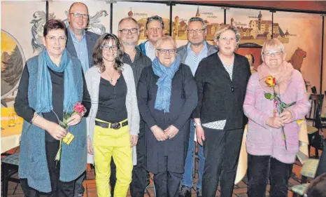  ?? FOTO: SZ ?? Der Neue und die beiden scheidende­n Mitglieder des Jazzclub Ehingen: (v.l.) die verabschie­dete Ingrid Schmid, zweiter Vorsitzend­er Manfred Schrade, Beisitzeri­n Andrea Schwalb, neu gewählter Vorsitzend­er Horst Schwalb, Beisitzer Steffen Wessbecher-Newman, Beisitzeri­n Hildegard Stippe, Schriftfüh­rer Alfred Dittrich, Kassiereri­n Heidi Schrade und die verabschie­dete Doris Dammann.