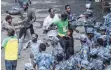  ?? FOTO: AFP ?? Polizisten greifen nach dem Anschlag in Addis Abeba ein.