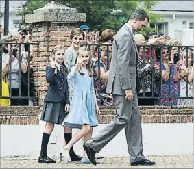  ?? CARLOS ÁLVAREZ / GETTY ?? Los Reyes y sus hijas saludan a la salida de la ceremonia religiosa