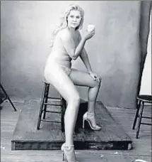  ?? . ?? Peso específico Amy Schumer, en una de sus actuacione­s como monologuis­ta en su show propio. Al lado, fotografia­da por Annie Leibovitz para el calendario de Pirelli del 2016, en el que ilustra el mes de diciembre