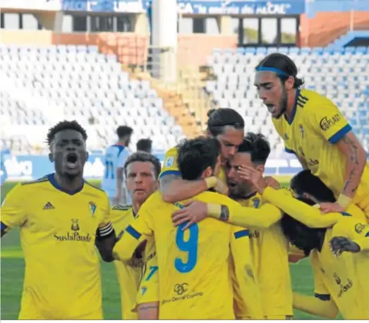 ??  ?? Piña de los jugadores del filial amarillo para celebrar el primer gol en el Nuevo Colombino.