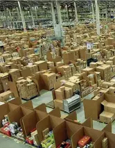  ??  ?? Il centro logistico di Amazon in provincia di Piacenza