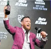  ?? PHOTO AFP ?? Conor Mcgregor est arrivé sur scène avec une bouteille de whisky à la main.