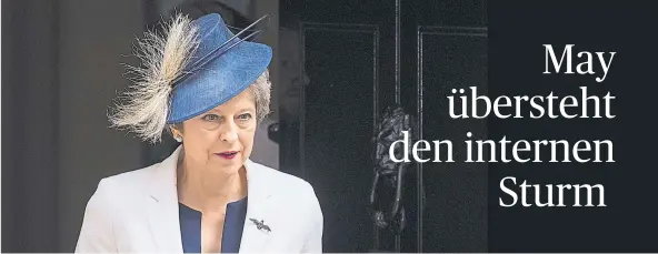  ?? [ imago ] ?? Bleibt trotz Rücktritte­n und des starken internen Gegenwinde­s nun doch im Amt: Premiermin­isterin Theresa May setzt weiterhin auf einen „weichen Brexit“.