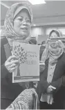  ??  ?? IKTIRAF WANITA: Fatimah ketika ditemui pemberita menunjukka­n buku bertajuk ‘Wanita Sarawak dan Kesihatan’ yang akan dilancarka­n pada sambutan Hari Wanita Peringkat Negeri pada 3 November di PCC.