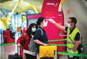  ??  ?? Toma de temperatur­a en el Aeropuerto Adolfo Suárez Madrid Barajas