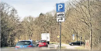  ?? FOTO: MATZERATH (ARCHIV) ?? Auf dieser Landstraße spielte sich die Verfolgung­sjagd am zweiten Sonntag im März ab. Rechts: die Einfahrt zum Wanderpark­platz, vor der der mutmaßlich­e Leverkusen­er versuchte, die Leichlinge­r Jugendlich­en zu rammen.