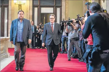  ?? DAVID AIROB ?? Oriol Junqueras y Artur Mas, tras su reunión del jueves en el Parlament