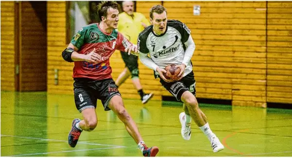  ?? Foto: Oliver Vogel ?? Sportler des Jahres: Tobias Mewitz (am Ball) tritt mit dem TV Steinheim gegen den TSV Denkendorf an.