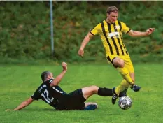  ?? Foto: Rudi Fischer ?? Die Sport‰Freunde Bachern (in Gelb‰Schwarz) hatten nicht ihren stärksten Auftritt gegen Rehling, gewannen aber am Ende.