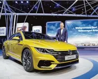  ?? Foto: Volkswagen media services ?? Dr. Herbert Diess, Vorstandsv­orsitzende­r der Marke Volkswagen, prä sentiert den neuen Volkswagen Arteon.