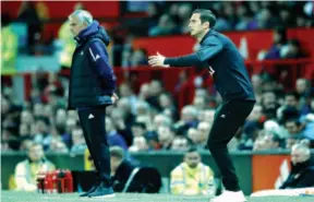  ?? AP FOTO ?? MASTERSTUD­ENT. Derby County manager Frank Lampard takes on his former boss Manchester United manager Jose Mourinho at Old Trafford.