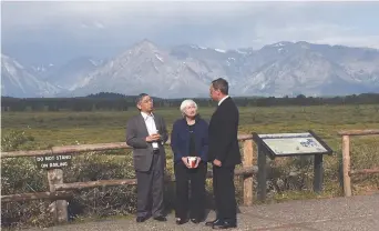  ??  ?? Janet Yellen (au centre) participe à la réunion annuelle des banquiers centraux, à Jackson Hole, au Wyoming. Elle est accompagné­e dans la photo de Haruhiko Kuroda, directeur de la Banque du Japon, et de Mario Draghi, de la Banque centrale européenne. -...