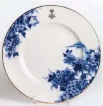  ??  ?? La reina Máxima atesora una invalorabl­e colección de fina cristalerí­a y de la clásica cerámica holandesa, azul, de Delft Blauw, de los años 1600 y 1800, que fue pintada íntegramen­te a mano.