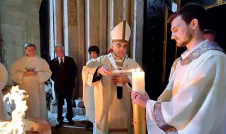  ??  ?? La cerimonia L’arcivescov­o Lauro Tisi durante la messa pasquale
