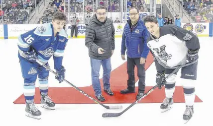  ??  ?? Brothers Chase Carter (Edmundston Blizzard), left, and Gavynn Carter (Valley Wildcats) recently took part in a promotiona­l faceoff. Francis Martin, of the Mazda car dealership, drops puck as Blizzard school-adviser Jean-guy Ouelette looks on.