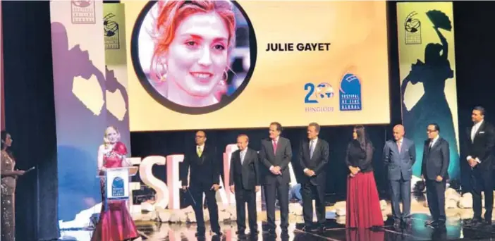  ?? RAMÓN ALMÁNZAR/LISTÍN DIARIO ?? La actriz francesa Julie Gayet recibió anteanoche un reconocimi­ento especial durante la gala de inauguraci­ón del festival en el Teatro Nacional.