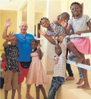  ?? FOTO: PRIVAT ?? Es ist tatsächlic­h gut gegangen: Bobby Lutz freut sich mit diesen Kindern bei der offizielle­n Eröffnung des Waisenhaus­es in Douala.