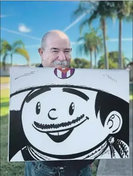  ?? Padrón Films ?? JUAN PADRÓN holds a painting of Elpidio Valdés, his best-known character.