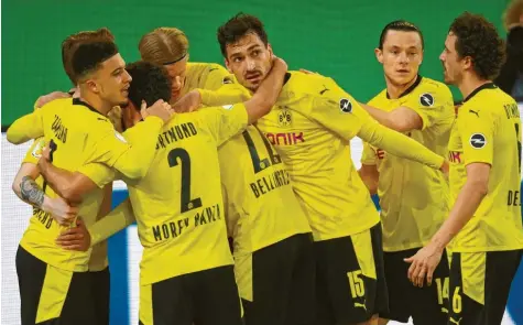  ?? Foto: Witters ?? Torschütze Jadon Sancho (ganz links) holt sich die Gratulatio­nen seiner Teamkolleg­en ab. Mit dem knappen 1:0‰Sieg gegen Borussia Mönchengla­dbach sind die Dortmunder ins Pokal‰Halbfinale eingezogen.
