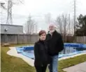  ?? ANDREW FRANCIS WALLACE/TORONTO STAR ?? Allan Hignell and Beverley Riley now have a bus station washroom looming over their Mississaug­a backyard.