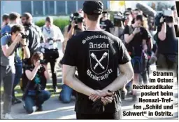  ?? ?? Stramm im Osten: Rechtsradi­kaler posiert beim Neonazi-Treffen „Schild und Schwert“in Ostritz.