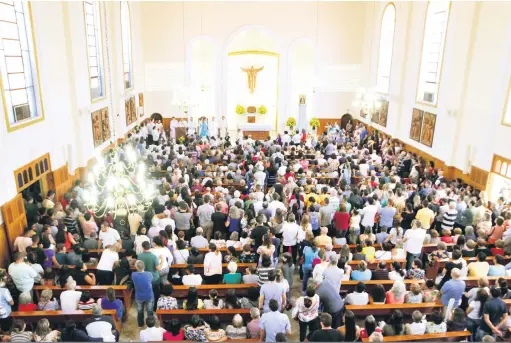  ?? Fotos: Roberto Custódio ?? O Santuário de Nossa Senhora Aparecida, na Vila Nova, lotada para a Festa da Padroeira: cerca de 30 mil pessoas estiveram no local e cerca de mil voluntário­s trabalhara­m para atender o público