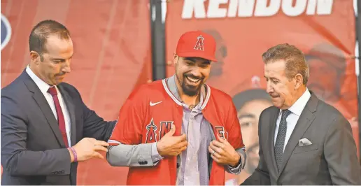  ??  ?? Angels owner Arte Moreno, right, and general manager Billy Eppler look on as Anthony Rendon is introduced Dec. 14 at Angel Stadium in Anaheim, California.
JAYNE KAMIN-ONCEA/GETTY IMAGES