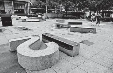  ?? ANTONIO PEREZ/CHICAGO TRIBUNE ?? In Ogden Park Plaza, the hands of a floor clock sculpture by artist Vito Acconci are gone and the pavement is cracked.