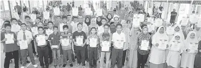  ?? — Gambar Bernama ?? UNTUK ALBUM: Mohd Johari (belakang enam kiri) bergambar bersama para pelajar selepas Majlis Penyerahan Surat Penghargaa­n dan Tawaran Memasuki Maktab Rendah Sains MARA (MRSM) di Sekolah Menengah Kebangsaan Pulau Nyior dekat Jitra, semalam.