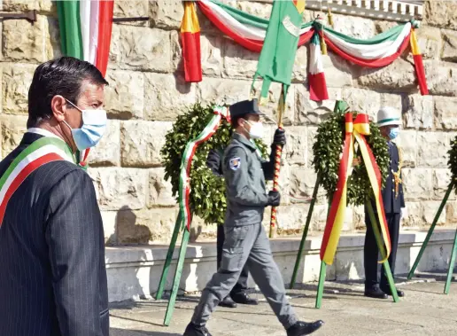  ??  ?? La commemoraz­ione Il sindaco di Bergamo Giorgio Gori ieri mattina davanti alla Torre dei Caduti, in piazza Vittorio Veneto (foto Stefano Cavicchi)