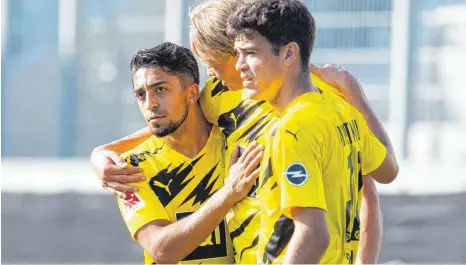  ?? FOTO: NOAH WEDEL/IMAGO IMAGES ?? Angesichts so junger, talentiert­er Teamkolleg­en wie Immanuel Pherai (19 Jahre, links) und Giovanni Reyna (17, rechts) fange er an, sich alt zu fühlen, scherzte BVBStürmer Erling Braut Haaland (Mitte), selbst gerade erst 20 Jahre alt.