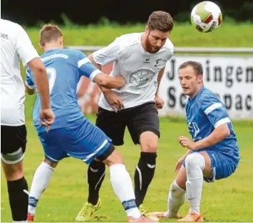  ?? Foto: Marcus Merk ?? Ab durch die Mitte: Der Dinkelsche­rbener Defensivak­teur Markus Zeller (Mitte) war in 17 von 18 Punktspiel­en in der Bezirkslig­a Süd im Einsatz.