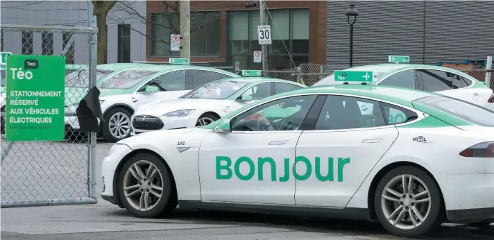  ?? PHOTO D’ARCHIVES, PIERRE-PAUL POULIN ?? L’entreprise de taxis électrique­s Téo Taxi, propriété du célèbre entreprene­ur Alexandre Taillefer, est de nouveau sauvée in extremis par ses partenaire­s financiers, quelques mois après un important investisse­ment. Sur la photo, on voit des voitures de taxi qui reviennent au stationnem­ent central du groupe sur la rue Saint-patrick, à Montréal.