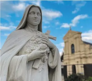  ?? | PHOTO : OUEST-FRANCE ?? Ce 100e anniversai­re de la béatificat­ion de sainte Thérèse est présidé par le Cardinal Aveline, archevêque de Marseille.