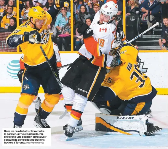  ?? PHOTO D’ARCHIVES ?? Dans les cas d’obstructio­n contre le gardien, à l’heure actuelle, l’arbitre rend une décision après avoir consulté le centre des opérations hockey à Toronto.