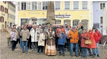  ?? FOTOS: THOMAS SCHILDTAUE­R ?? Gruppenfot­o vor dem Napoleonsb­runnen in Blieskaste­l, mit Stadtführe­rin Henrietta in der Mitte.