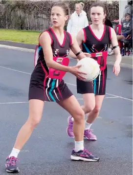  ??  ?? Warragul’s Alex Cole drives into attack as Anna Green moves into position in the A grade game against Moe. Alex earned an award for her tireless work but Moe won 52-41. Photograph by Paul Cohen.