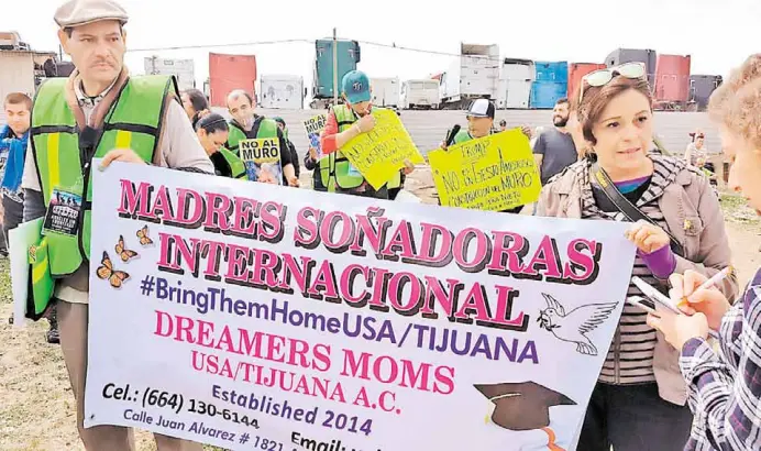  ?? /JOSÉ LUIS CAMARILLO ?? Para Yolanda Barona, pertenecie­nte a Dreamer Moms Tijuana, la protesta es básicament­e en contra de los muros, no contra el presidente