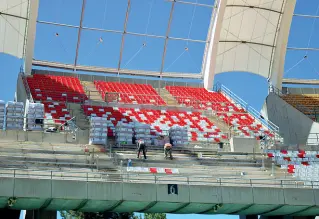  ??  ?? L’impianto Nella foto lo stadio San Nicola con i seggiolini biancoross­i