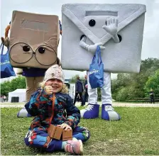  ?? FOTO: MAXIMILIAN TABACZYNSK­I ?? Celina (4) aus Neubranden­burg mit den Maskottche­n der Nordkurier­Logistik, Fritz und Frieda.