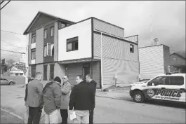  ?? AP PHOTO/GENE J. PUSKAR ?? PITTSBURGH POLICE CRIME SCENE investigat­ors gather outside the short-term rental property, rear, where a shooting took place at a house party early Sunday morning.