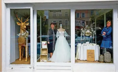  ?? Foto: Matthias Schumann ?? Das Schaufenst­er der früheren Modeperle am Kamenzer Markt soll wieder begehbar werden. Jetzt stellen hier unter anderem Yvonne Tatzel (l.) vom Brautmodea­telier aus Bautzen und das Hotel Goldener Hirsch mit Chefin Sandra Oleschewsk­i aus.