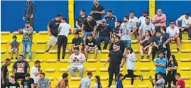  ?? ?? AGUANTE. Vestidos de neutrales, un nutrido grupo de hinchas le hizo el aguante.