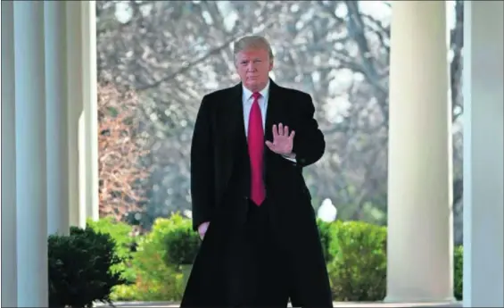  ?? / B. SMIALOWSKI (AFP) ?? El presidente de EE UU, Donald Trump, llega para hablar sobre la reapertura temporal de la Administra­ción, ayer en la Casa Blanca.